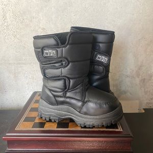 Selling brand new snowshoes for kids.